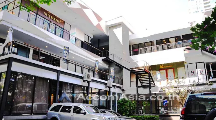 unit Retail / showroom For Rent in Ploenchit, Bangkok  near BTS Chitlom (AA10440)